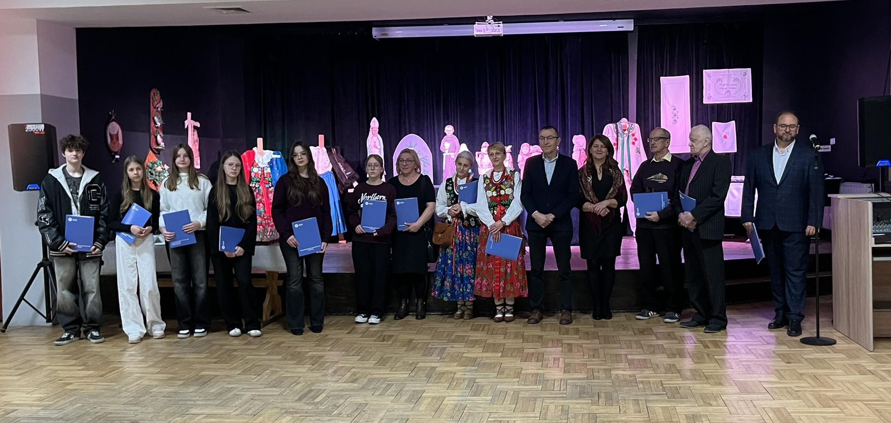 Artyści z gminy Kamienica prezentują prace w Gminnym Ośrodku, Kultury, Sportu i Rekreacji