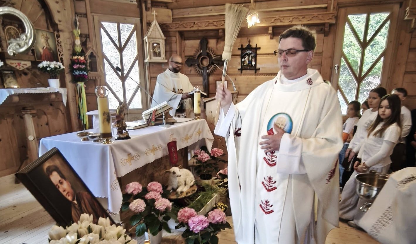 Wprowadzenie relikwii bł. ks. Michała Rapacza do kaplicy na Śnieżnicy