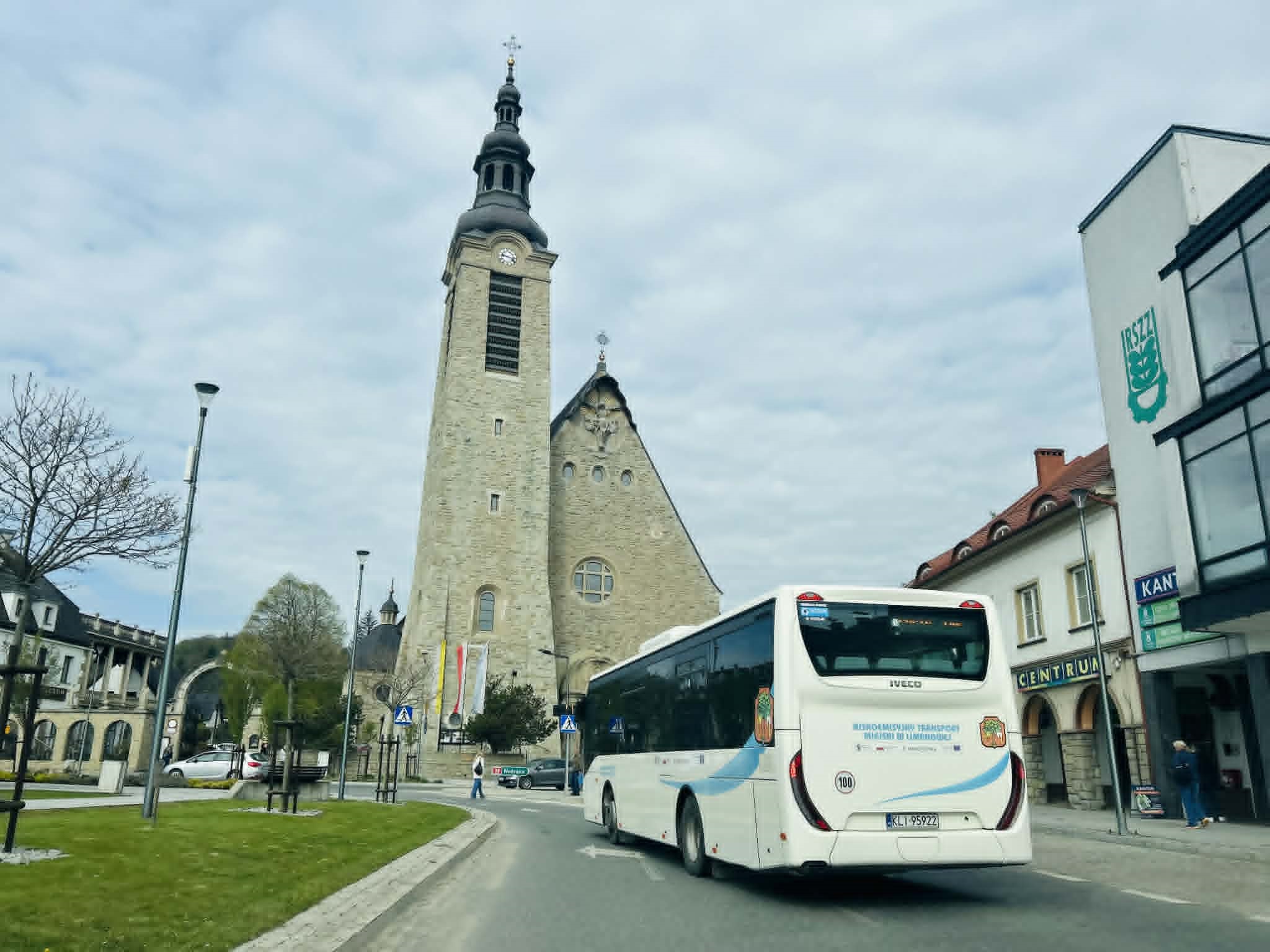 Limanowa. Módlmy się. Na sesji o kosztownych inwestycjach, szklanych domach i przykrywaniu nieporadności