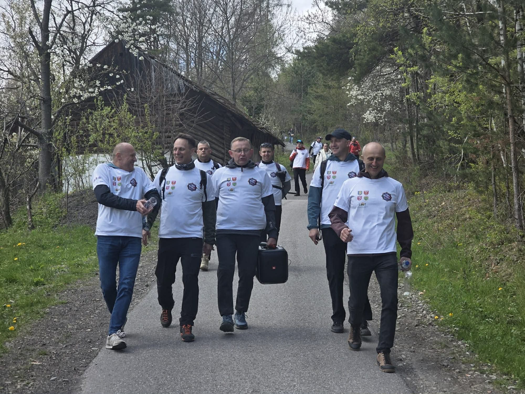 Policjanci chcą zdobyć 100 odznak „Korony Beskidu Wyspowego”. Na początek wybrali Skiełek