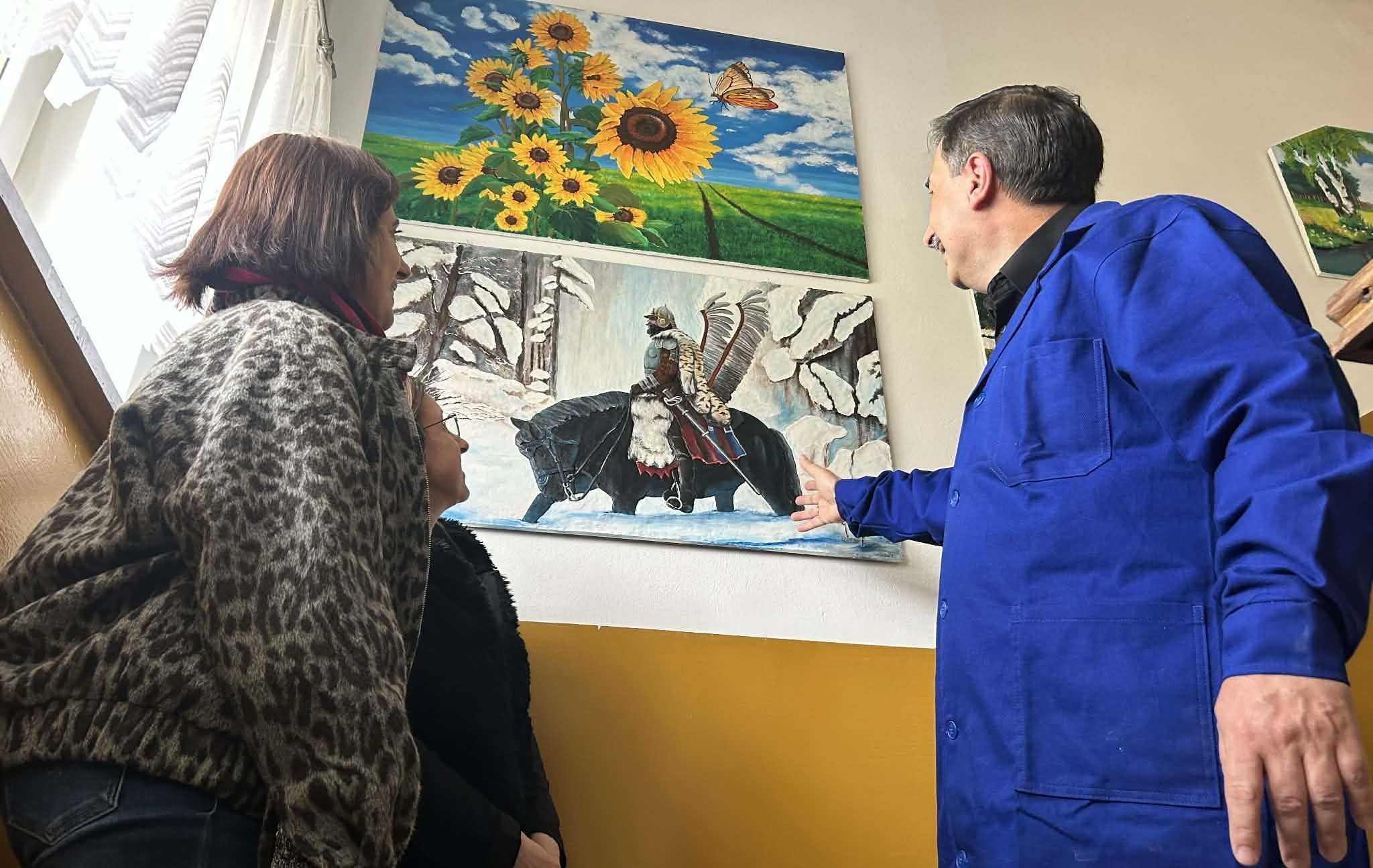 Stworzył małą galerię na klatce schodowej bloku. Teraz swoje dzieła pokaże w Miejskiej Bibliotece Publicznej w Mszanie Dolnej