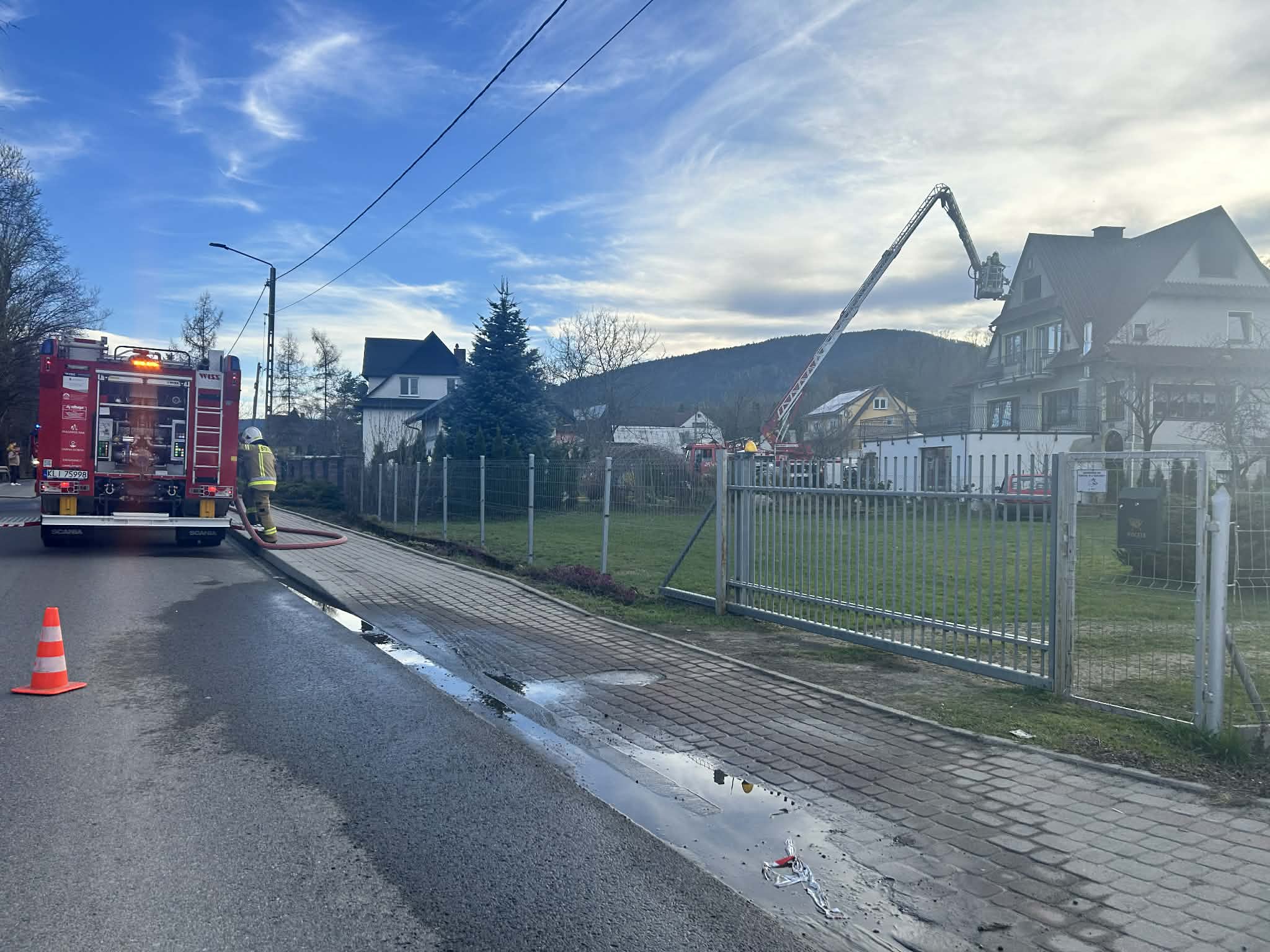 Dobra. Pożar poddasza budynku mieszkalnego