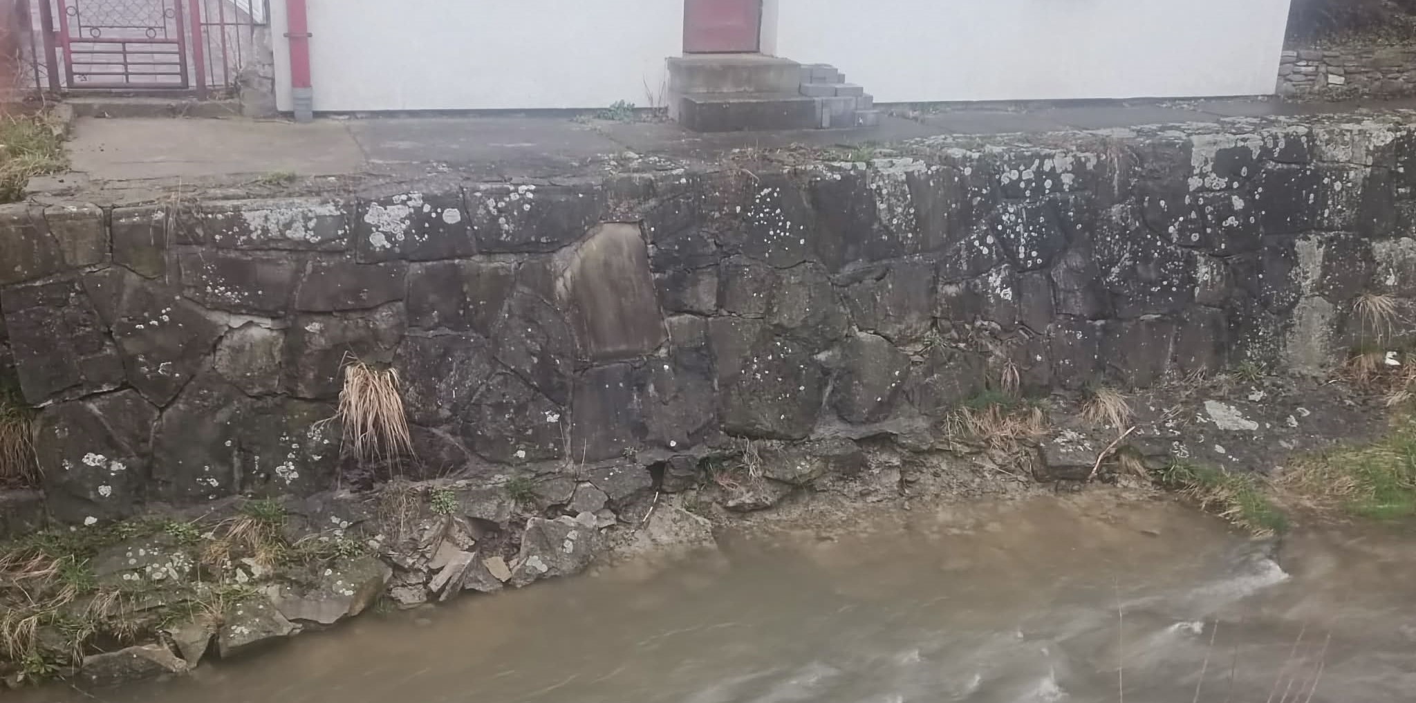 Zły stan koryta Słomki. Radni alarmują, Wody Polskie nie mają pieniędzy