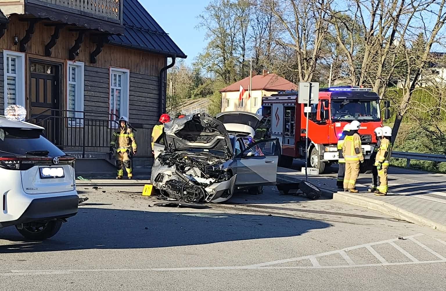 Przyszowa. Zderzenie dwóch samochodów, są osoby poszkodowane