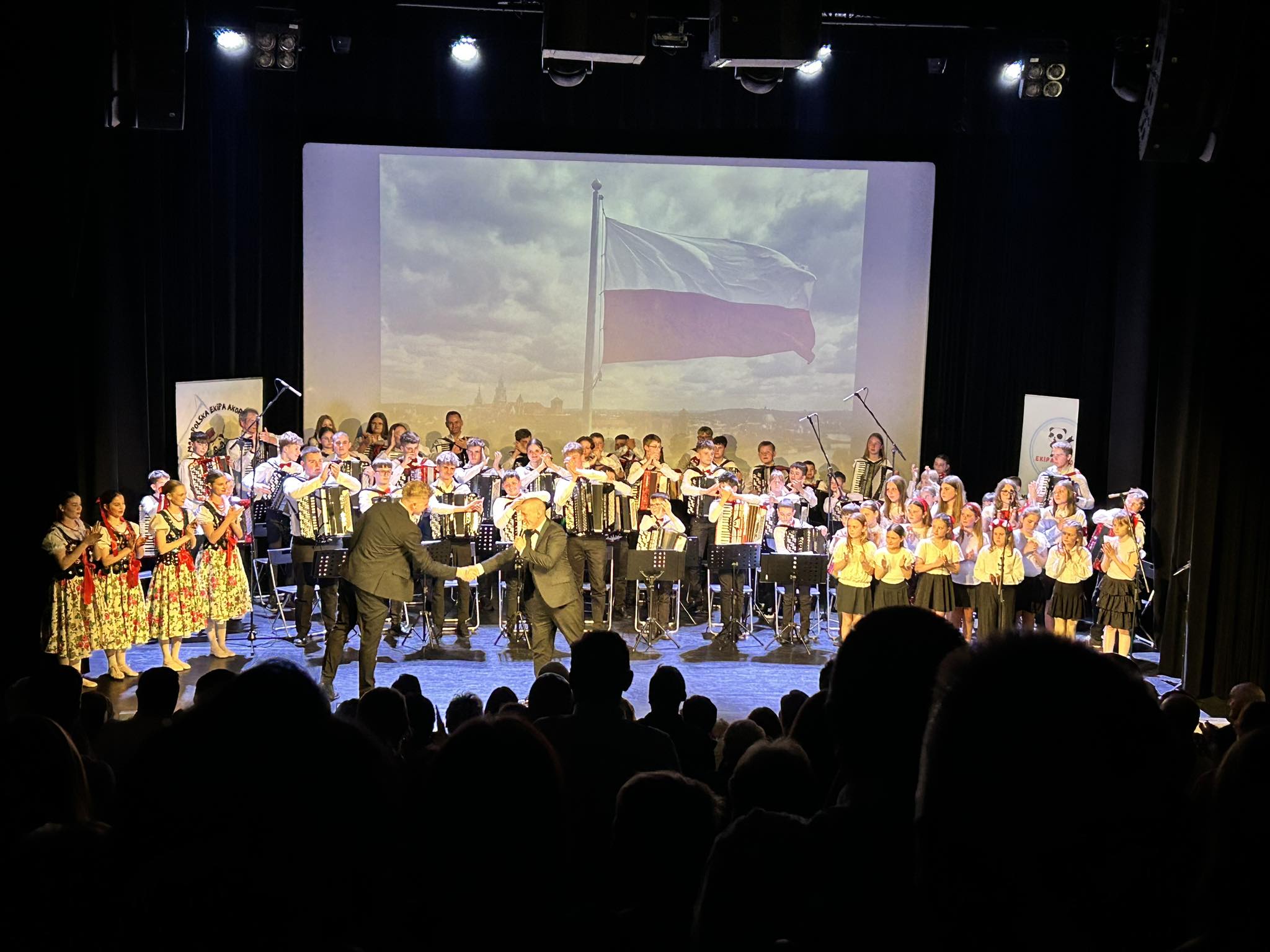 Muzyka, śpiew i taniec – patriotyczny koncert w mszańskim MOK-u