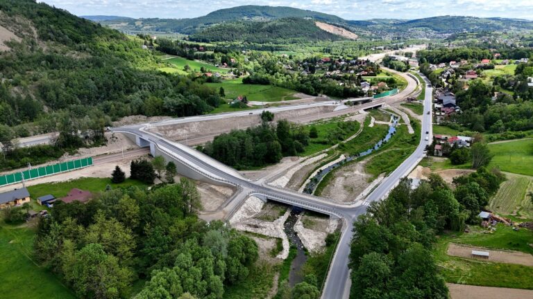 Zobaczcie nowy układ komunikacyjny w Klęczanach na zmodernizowanej linii kolejowej 104