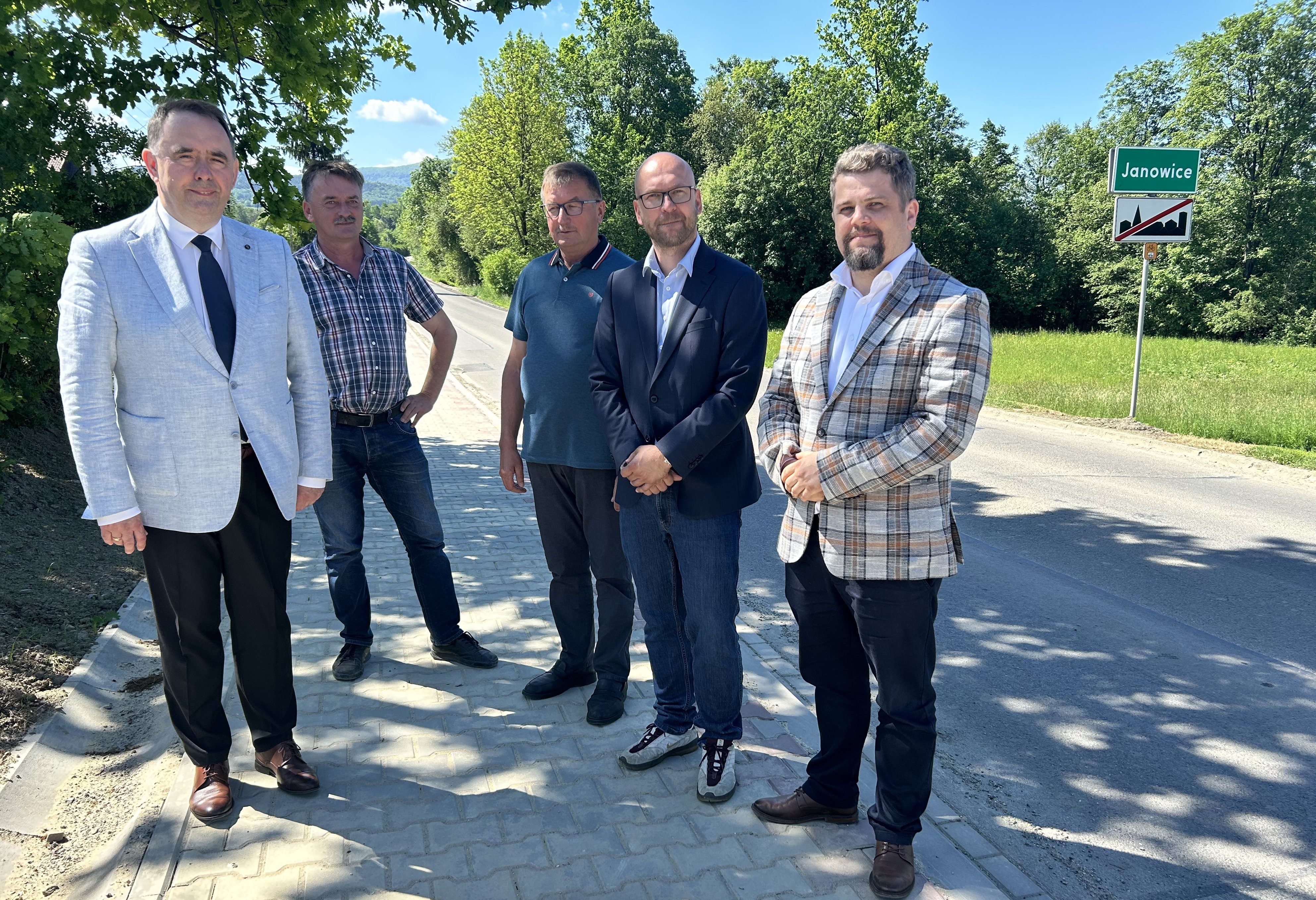 Nowy trend inwestycyjny. Prywatna firma wspólnie z gminą Jodłownik wybudowała chodnik przy drodze powiatowej