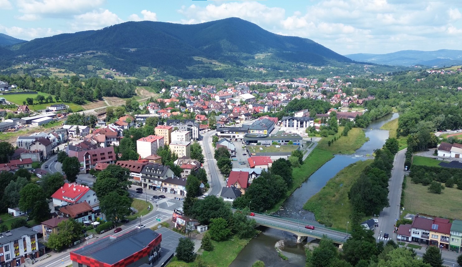 Mobilne fotopułpaki sposobem na dzikie wysypiska śmieci. Strażników miejskich w Mszanie Dolnej wesprze również dron