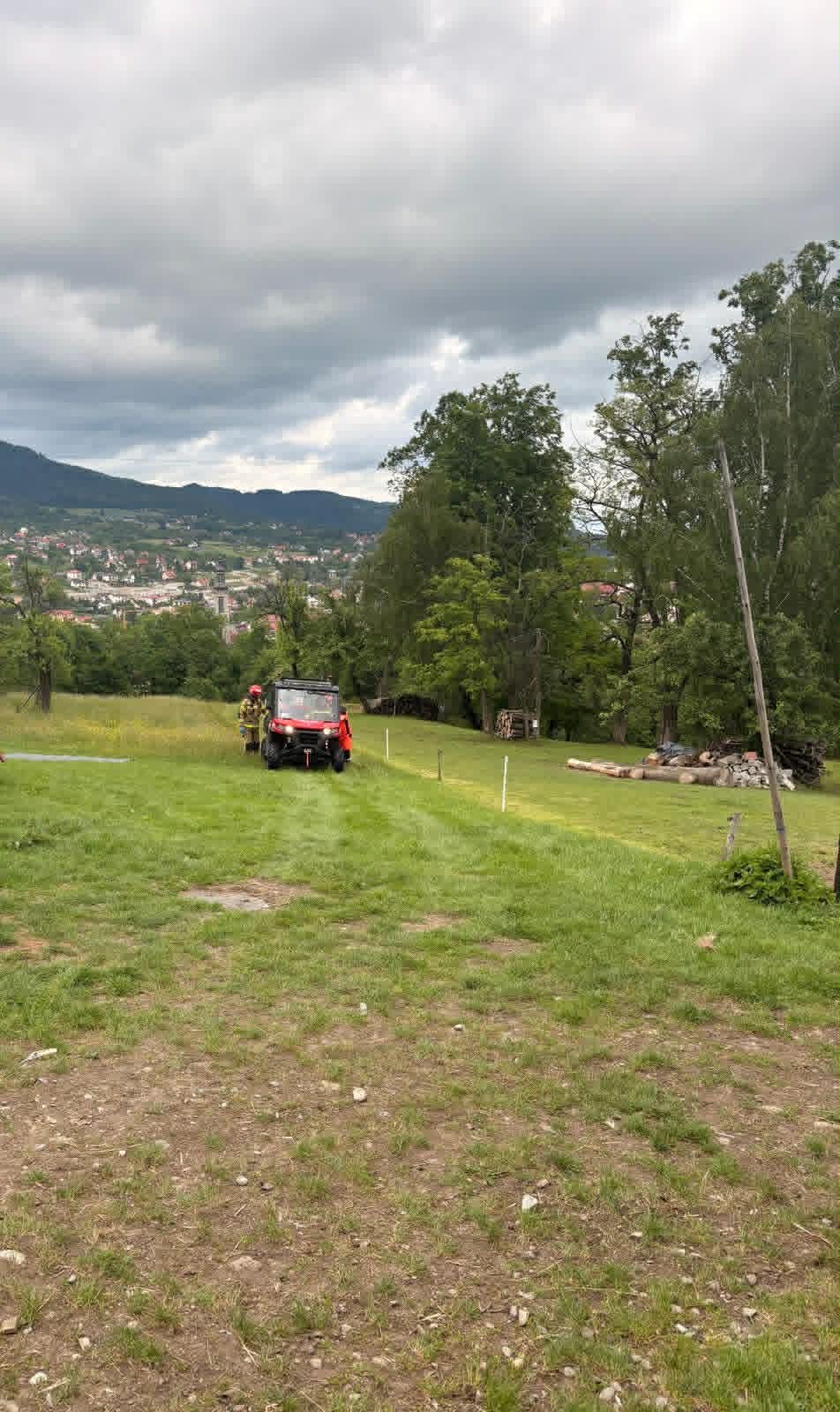 Limanowa. Podczas prac rolnych doszło do przewrócenia ciągnika rolniczego