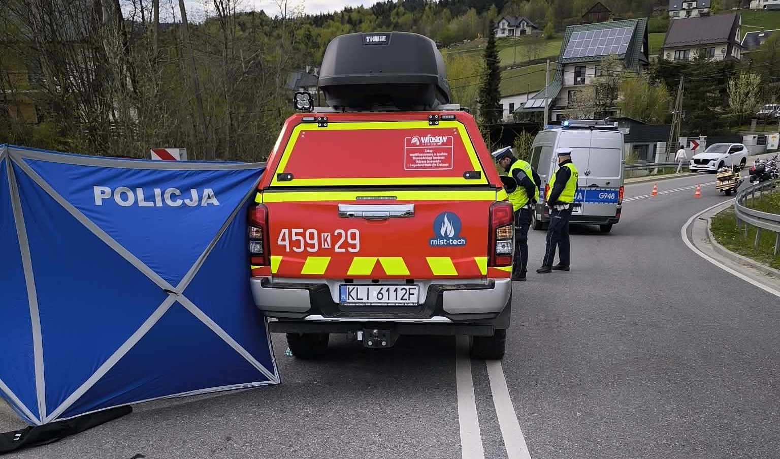 Zderzenie motocykli na drodze wojewódzkiej 965 w Laskowej. Śmierć poniósł 70-letni kierujący jednośladem