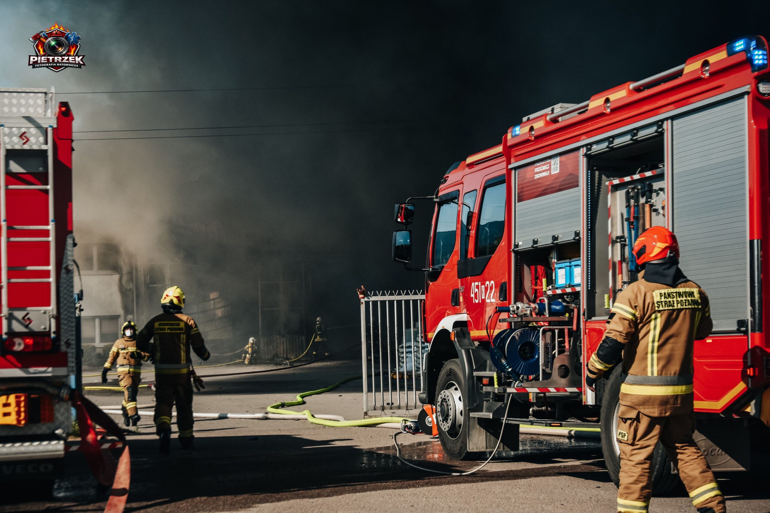 Mszana Dolna. Takiego pożaru w regionie do tej pory nie było. Ogromne straty materialne i trudna akcja strażaków