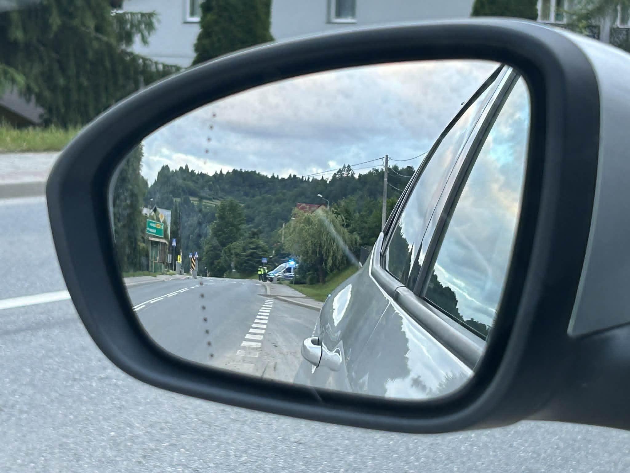 Kasinka Mała. Ile osób może jechać samochodem? Kierujący Passatem udowodnił, że da się w „ósemkę”
