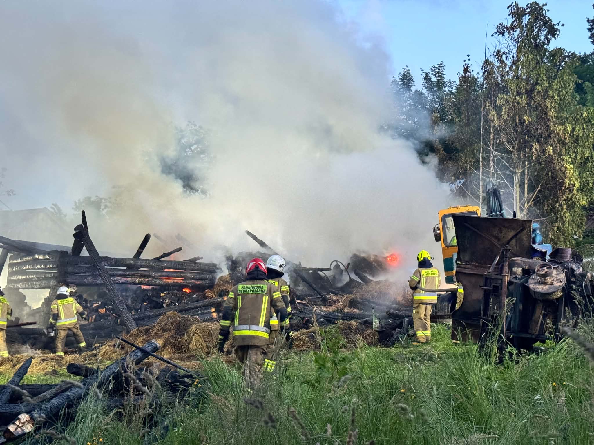 Roztoka. Strażacy gasili pożar budynku gospodarczego