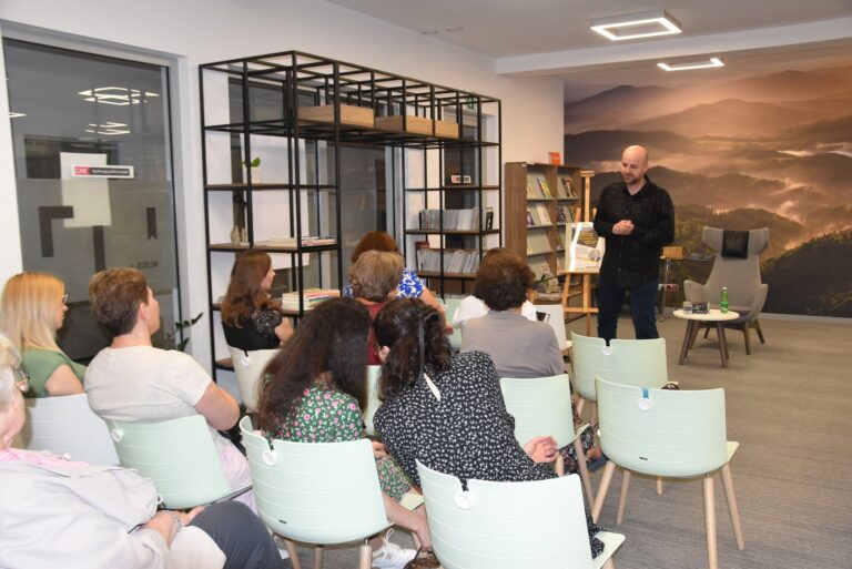 Kamil Sobik spotkał się z czytelnikami w limanowskiej bibliotece