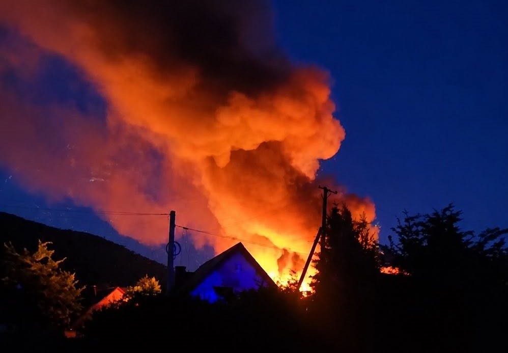 Nocny pożar w Dobrej. 85 strażaków walczyło z ogniem, aby ocalić dom i stodołę