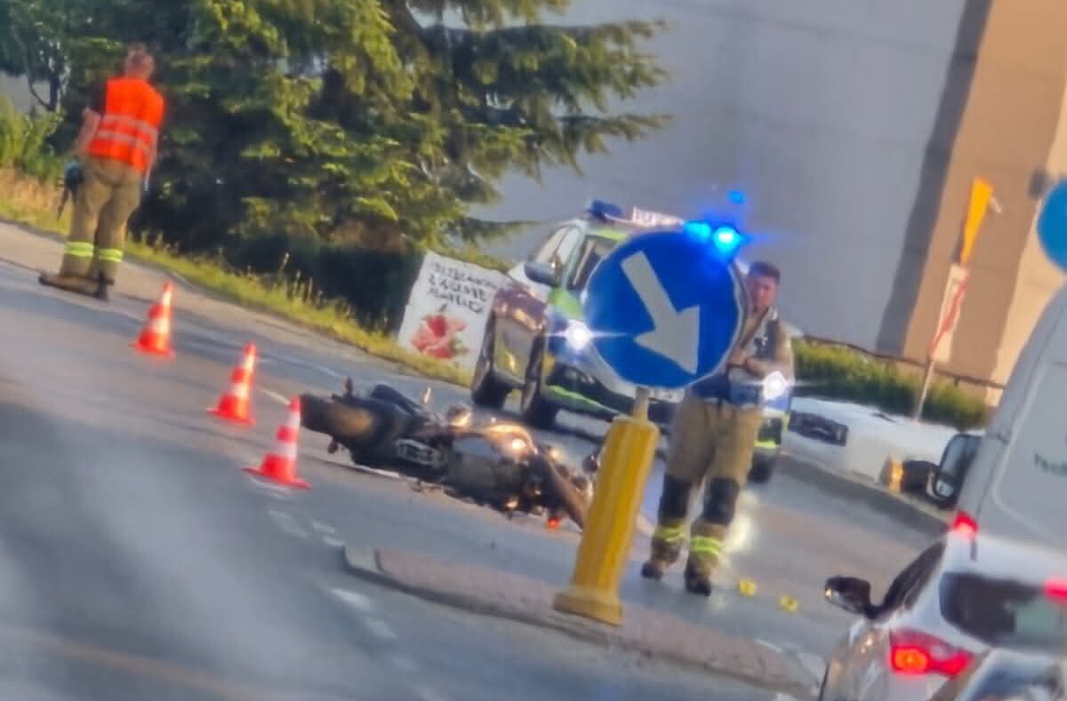 Limanowa. Poważne zderzenie auta z motocyklistą. Kierujący jednośladem w szpitalu