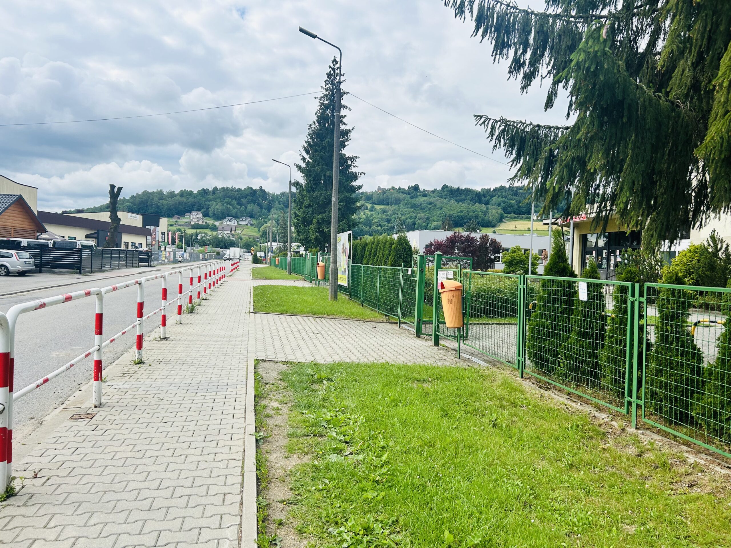 W pobliżu szkoły podstawowej 12-latek groził nożem koleżankom z klasy. Tej sprawy nie można bagatelizować