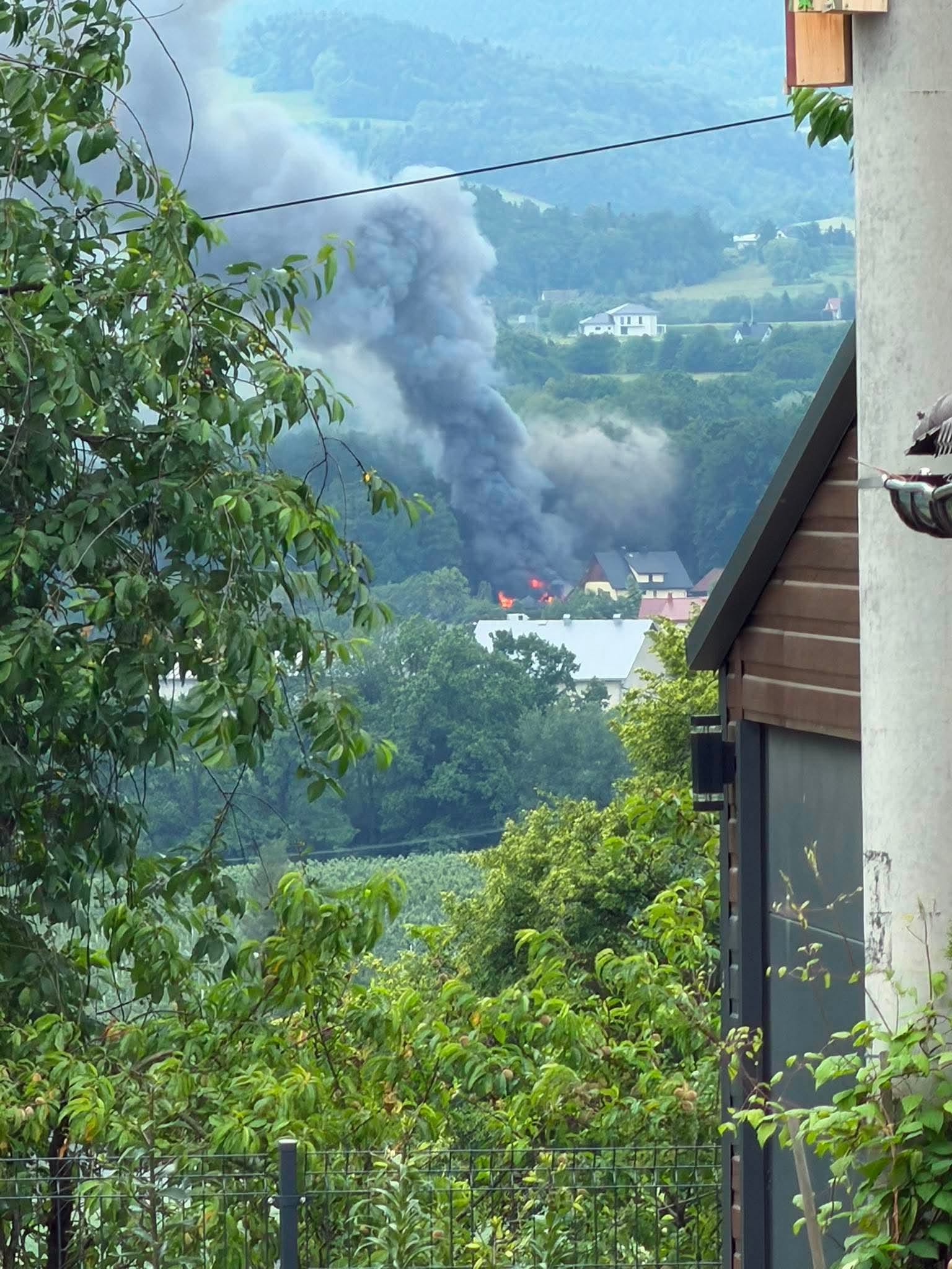 Janowice: Pożar budynku. Strażacy walczą z ogniem, na miejsce kierowane są kolejne siły