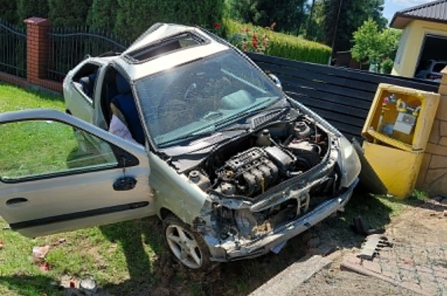 Krasne Lasocice. Samochód uderzył w przydrożny rów oraz skrzynkę przyłączeniową gazu i prądu