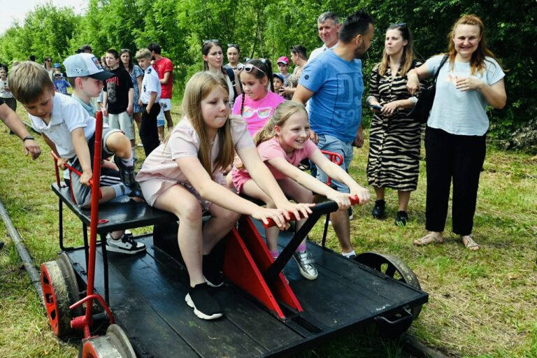 Na ratunek zabytkowej „galicjanki”. Śpiewający Piknik Kolejowy w Dobrej