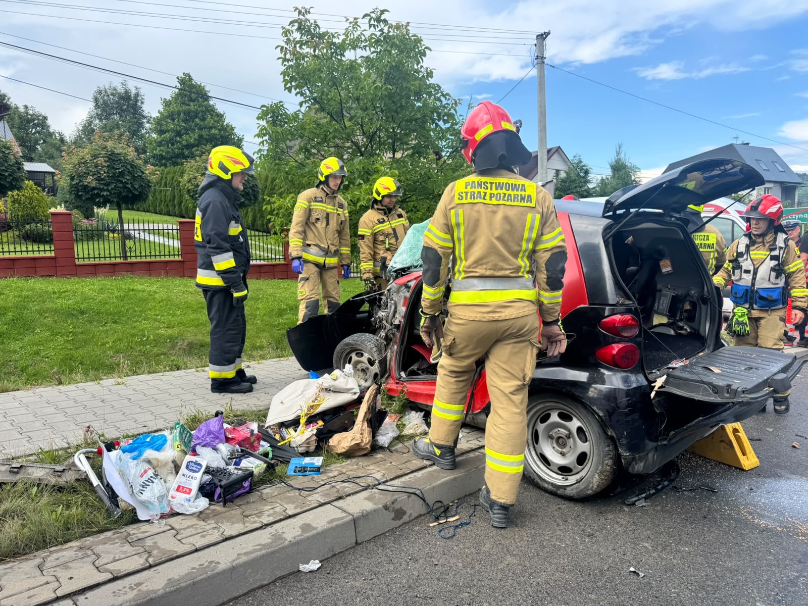 Wypadek na DK 28 w Siekierczynie. Smart zderzył się z ciężarówką