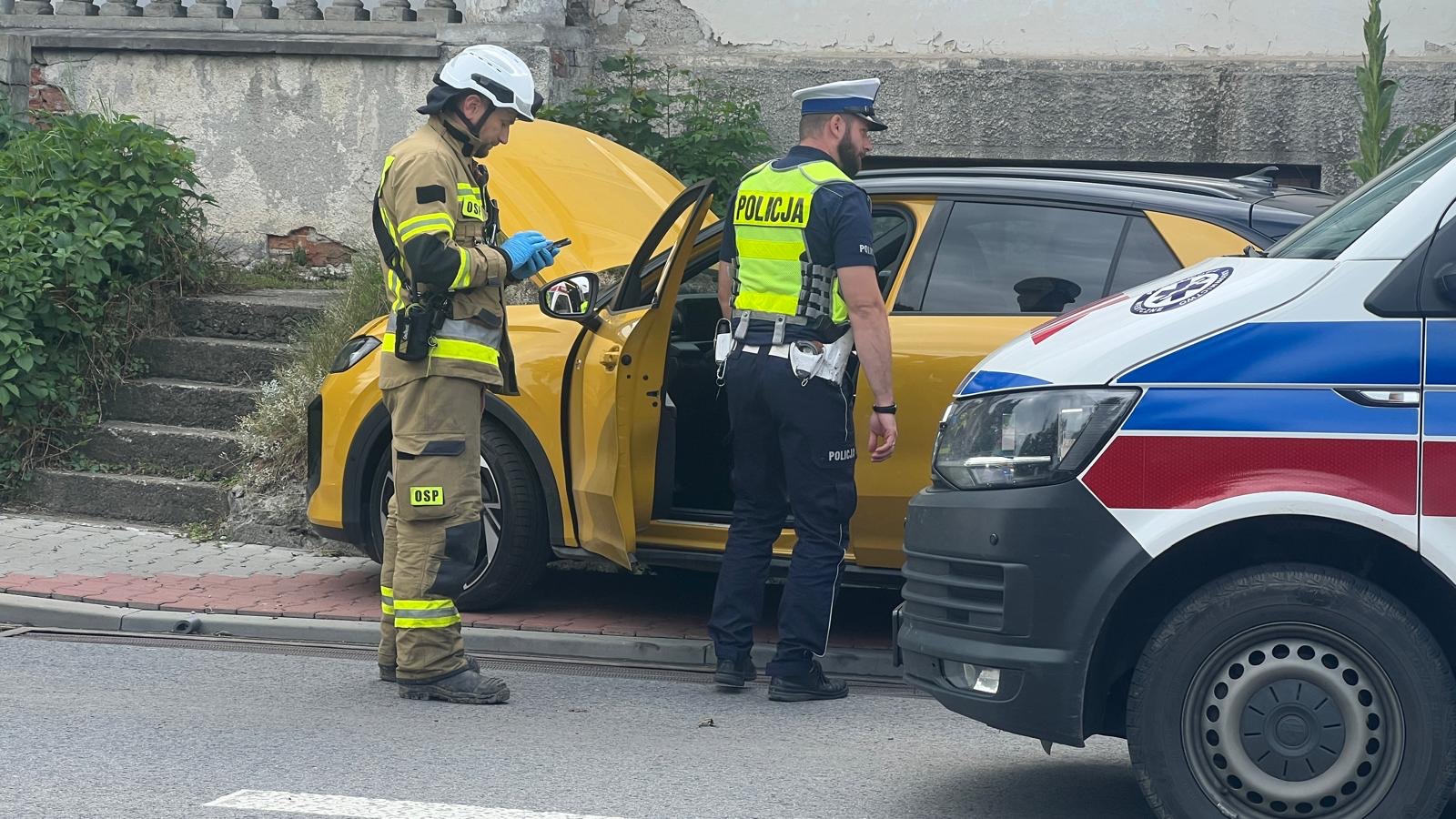 Tymbark. Samochód zjechał z drogi i uderzył w mur przy posesji