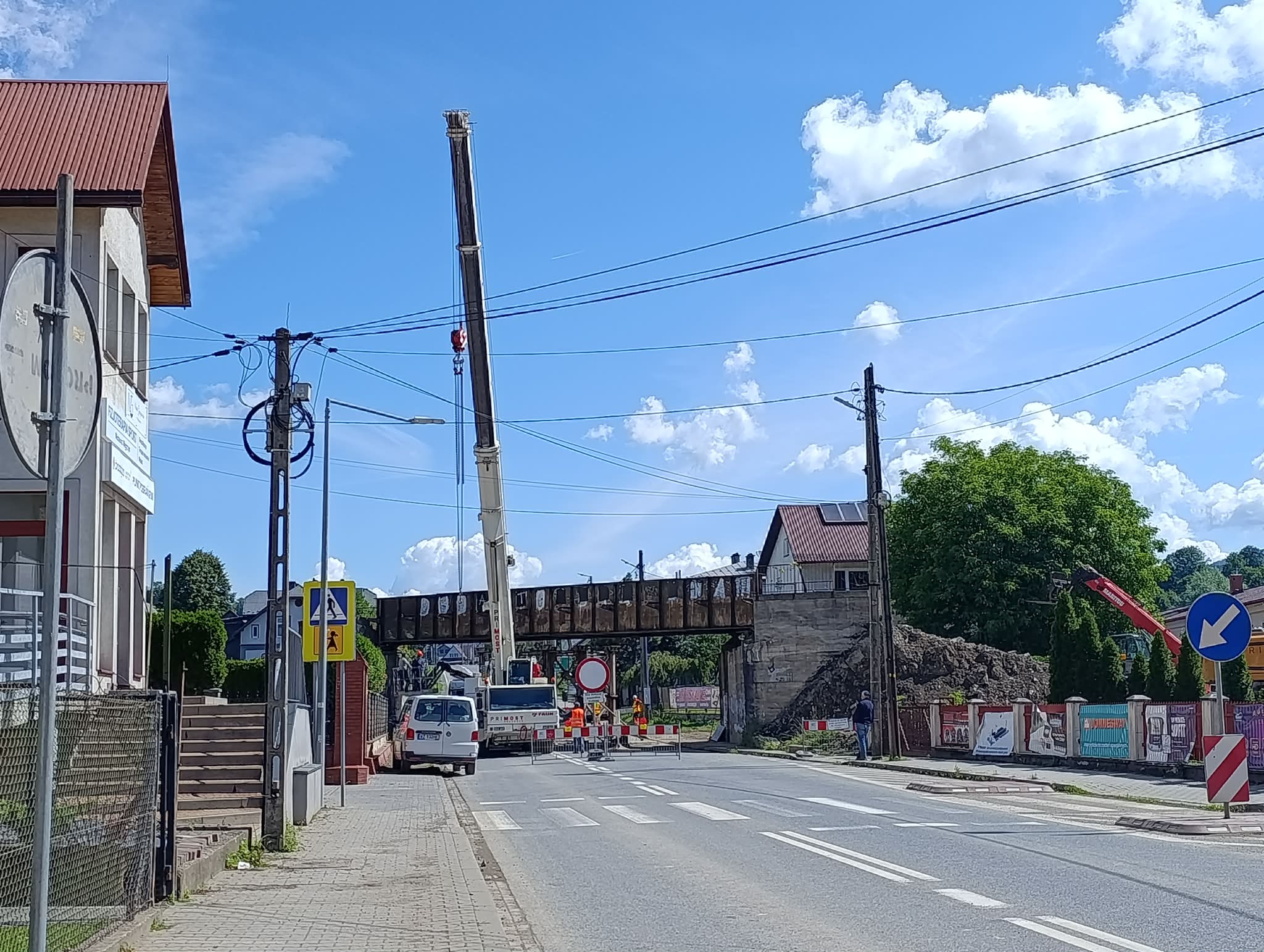 Trwa demontaż wiaduktu kolejowego nad ulicą Piłsudskiego w Mszanie Dolnej