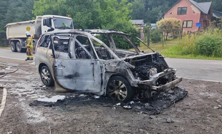 Podczas jazdy zapalił się samochód. Kierująca próbował gasić ogień