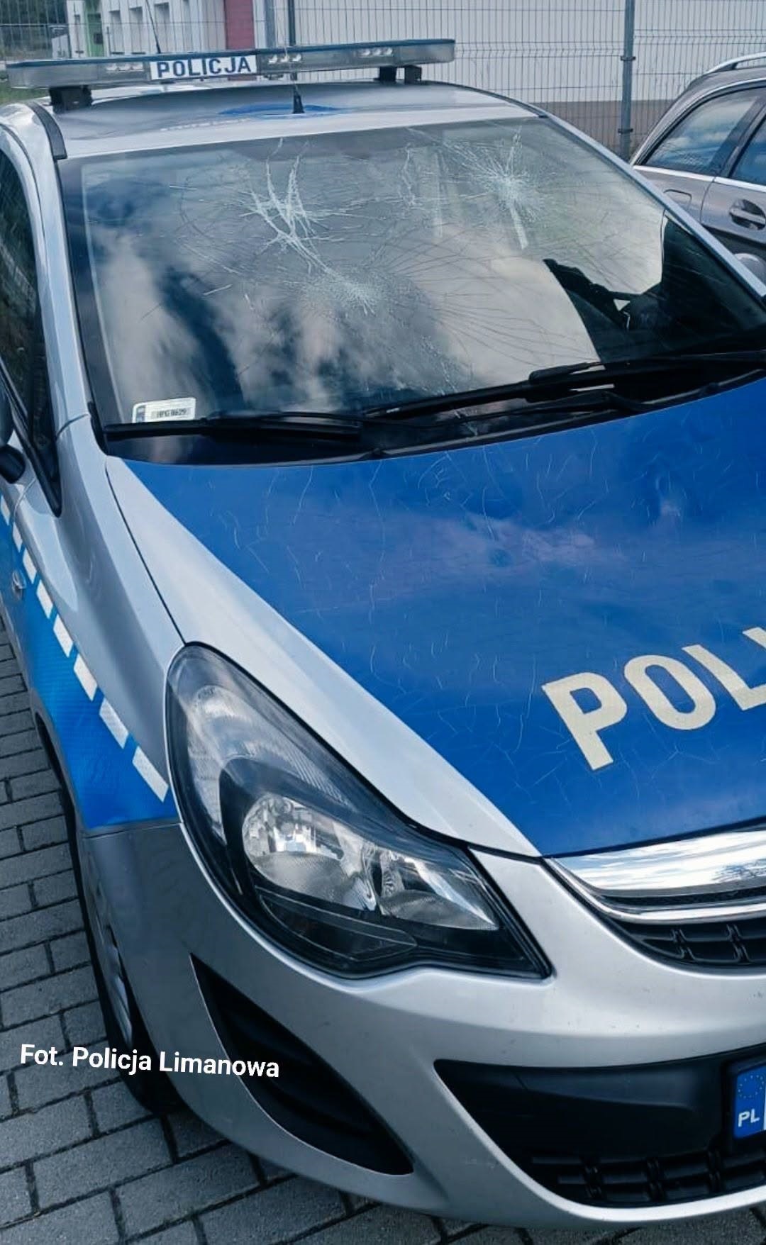 Pijany żołnierz uszkodził radiowozy, prywatne samochody i drzwi komisariatu. 20-latek został zatrzymany przez policję