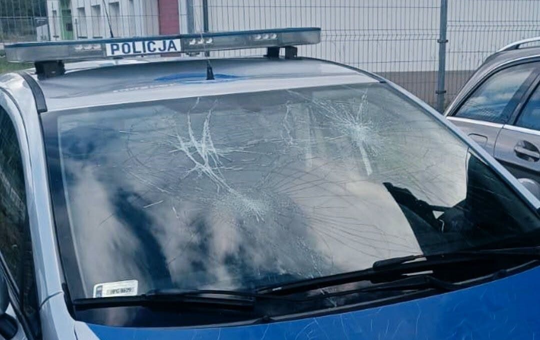 Pijany żołnierz uszkodził radiowozy, prywatne samochody i drzwi komisariatu. 20-latek został zatrzymany przez policję