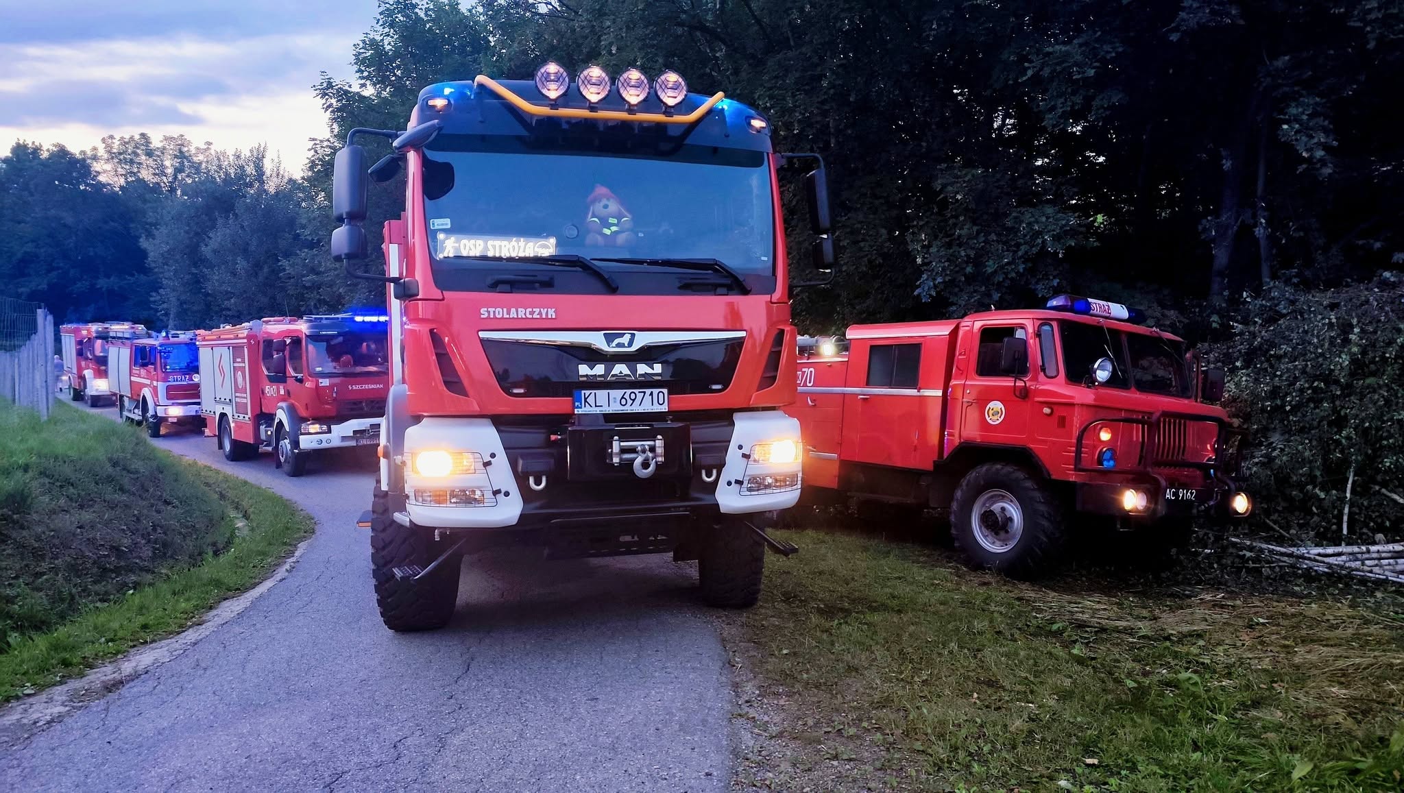 Pożar budynku gospodarczego. W środku samochody oraz elektronarzędzia. Na dachu instalacja fotowoltaiczna