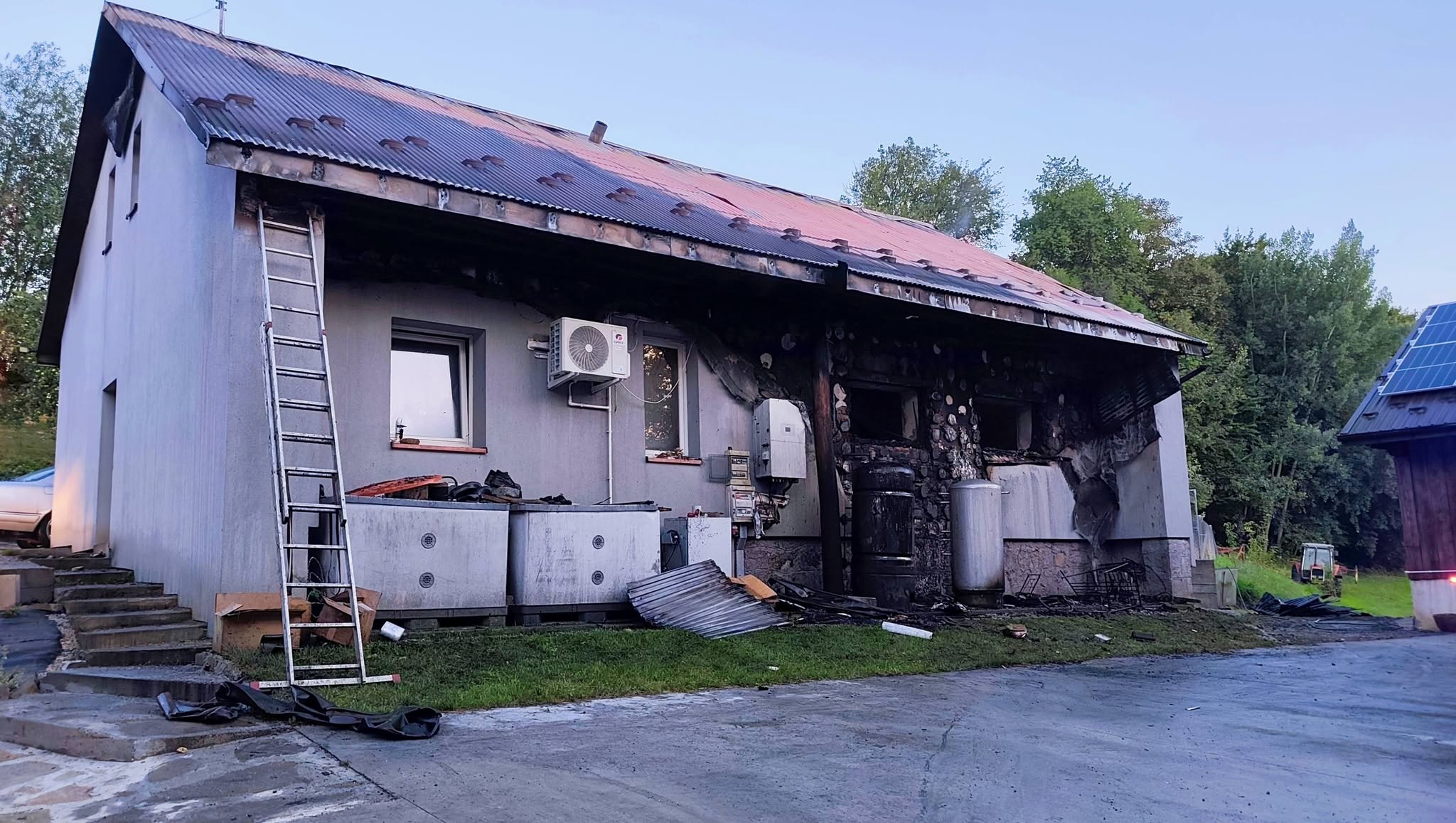 Skrzydlna. 60 strażaków gasiło pożar budynku gospodarczego
