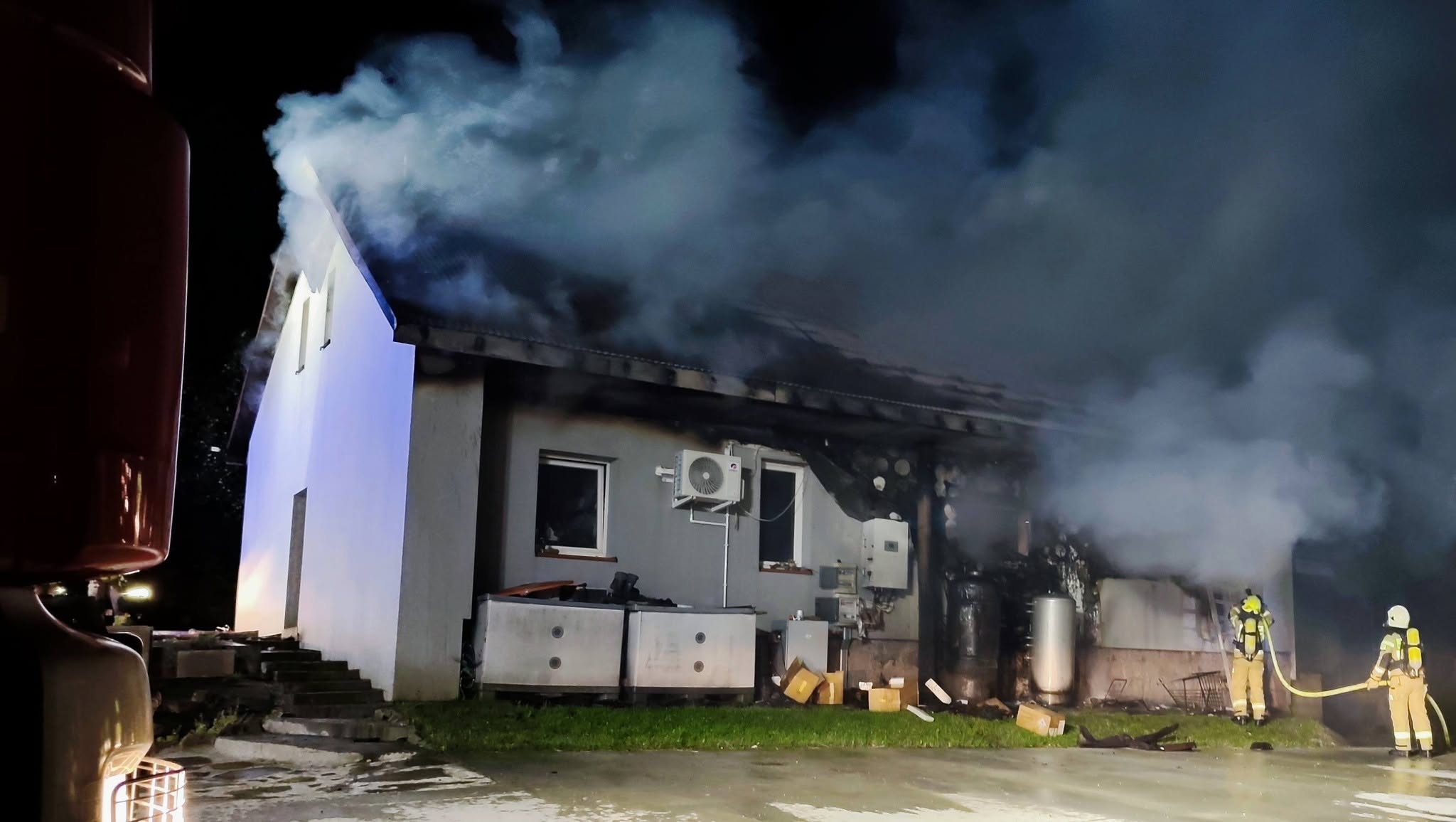 Skrzydlna. 60 strażaków gasiło pożar budynku gospodarczego