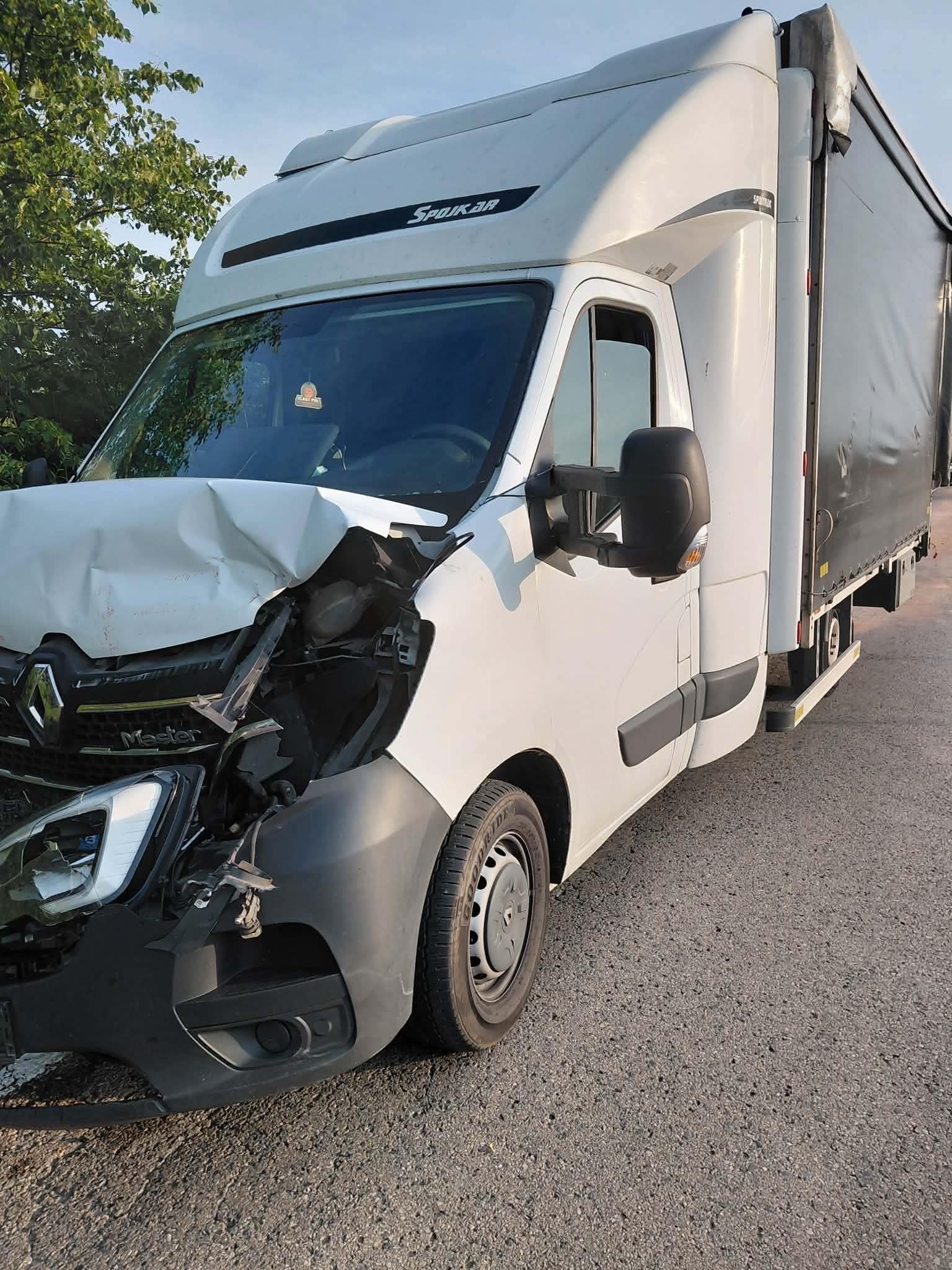 Krasne Lasocice. Samochód dostawczy najechał na tył ciagnika rolniczego