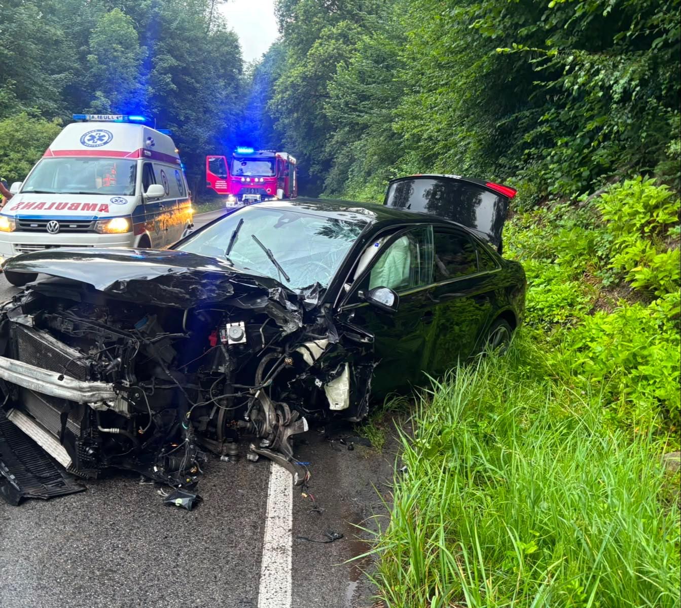 Krosna. Zderzenie 2 samochodów, 6 osób w szpitalu. Lądował śmigłowiec LPR