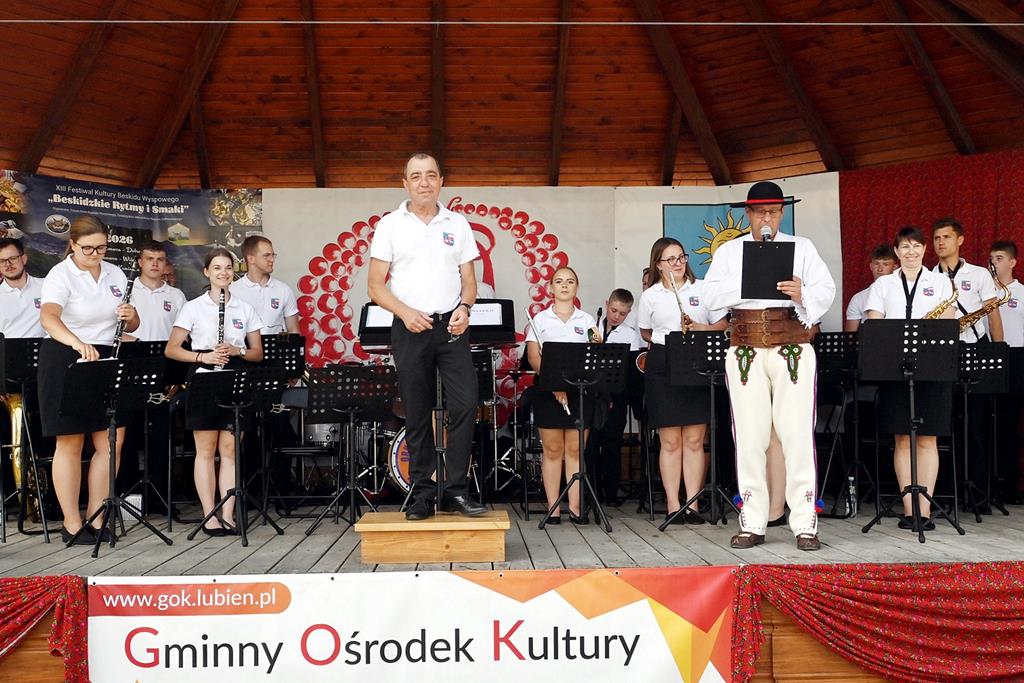 „Beskidzkie Rytmy i Smaki” w Tenczynie. Na scenie orkiestry dęte i zespół „Zagórzanie” z Lubnia