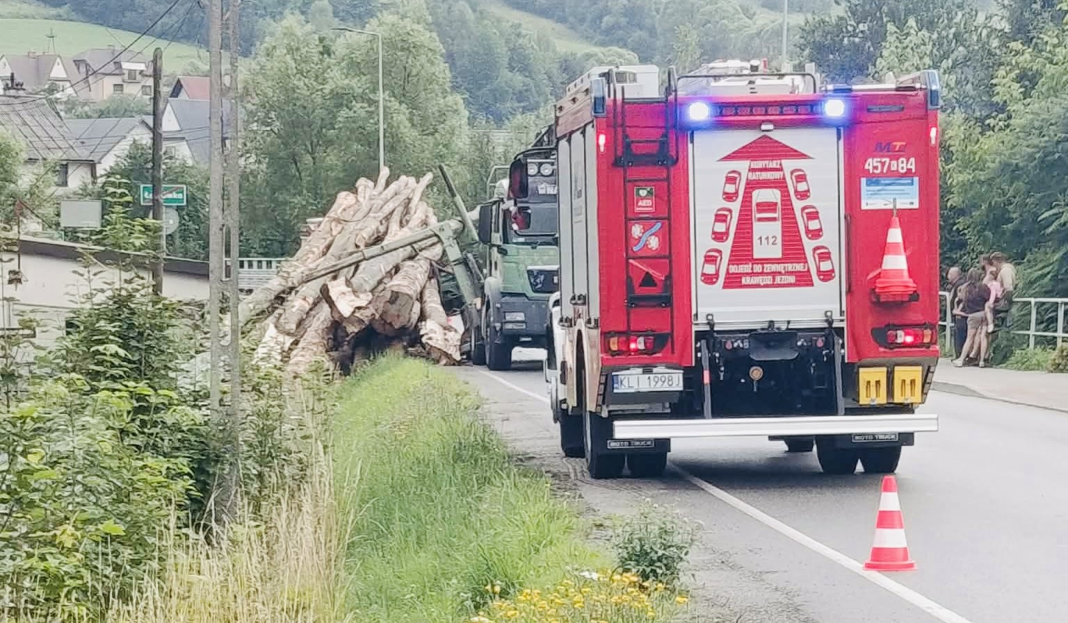 Łostówka. Drzewa spadły z naczepy ciężarówki