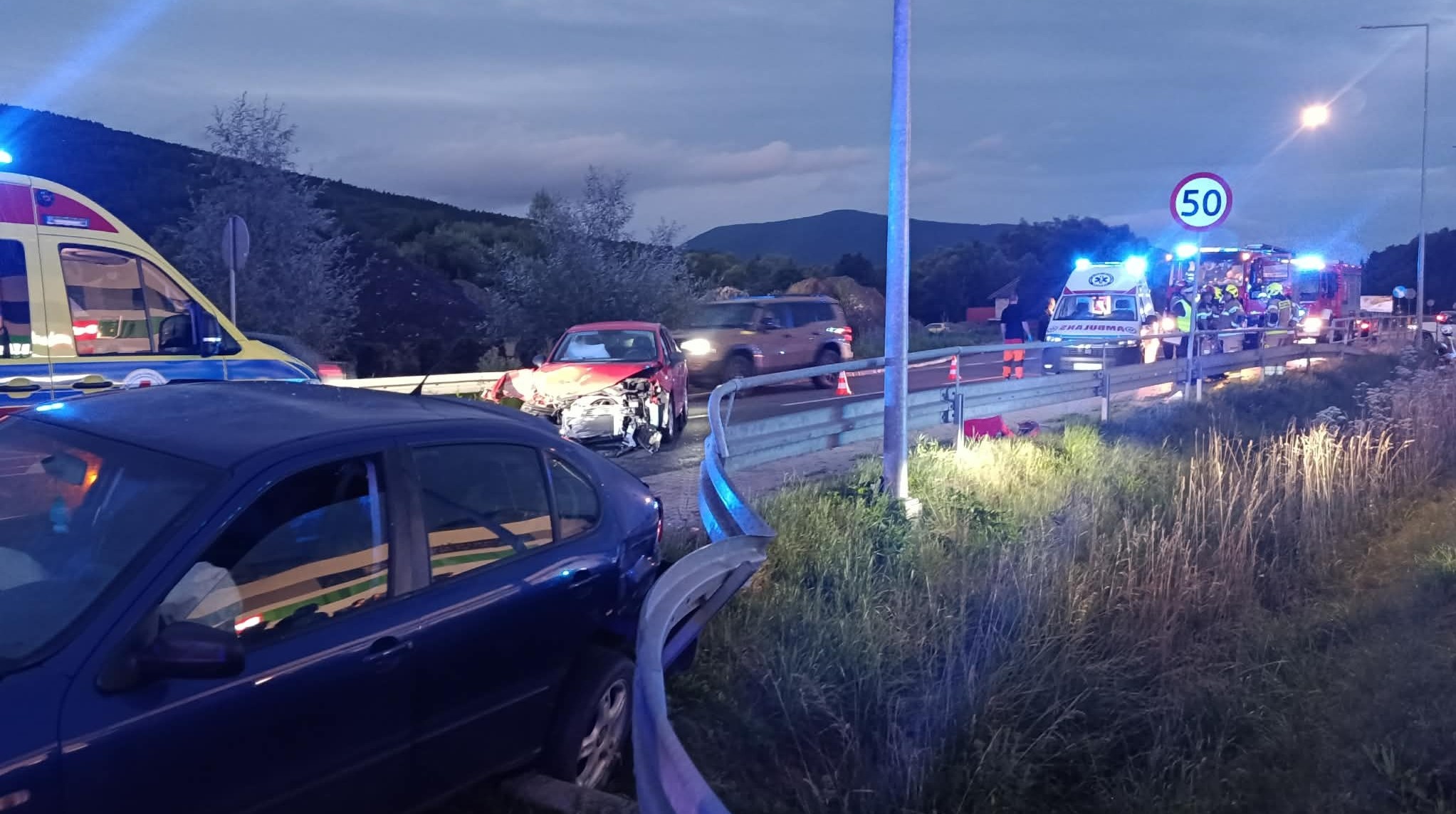 Wypadek na drodze wojewódzkiej 968. Uczestnik zdarzenia miał zbiec, a za nim ryszył pościg