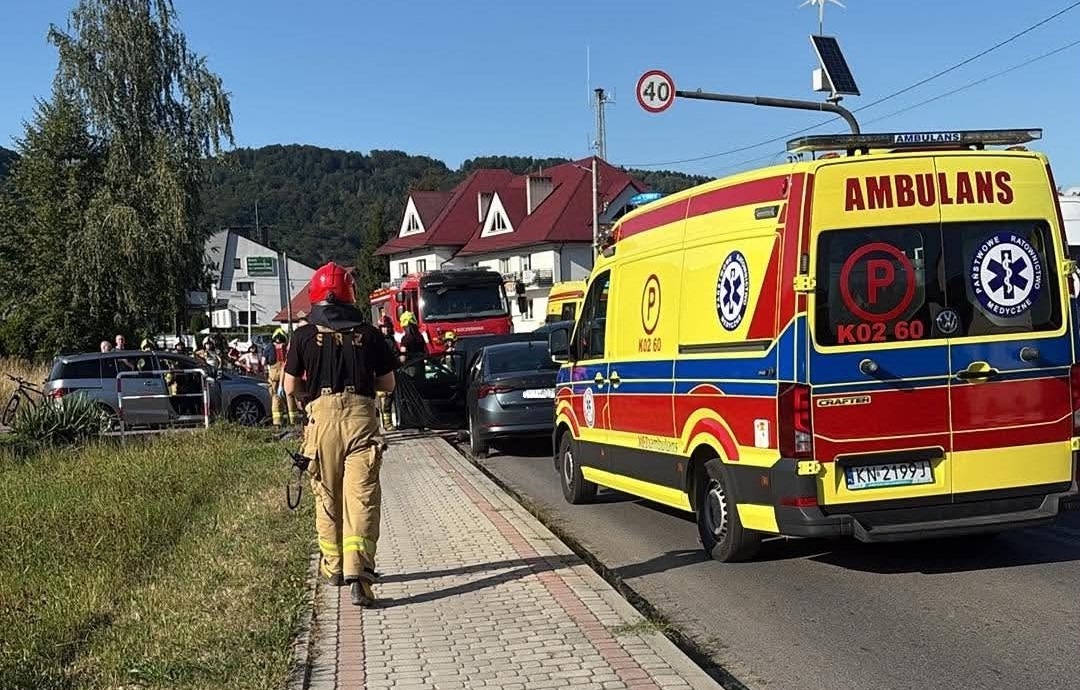 Laskowa. Zderzenie dwóch samochodów osobowych, są ranii. Droga jest zablokowana