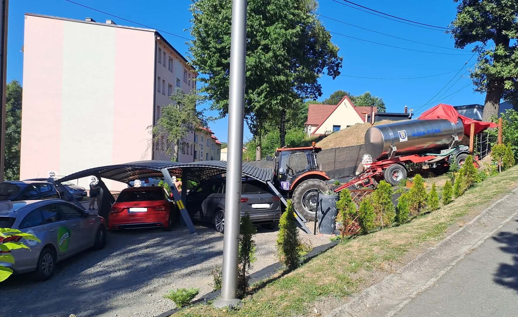Tymbark. Wypadek z udziałem ciągnika rolniczego, wezwano LPR