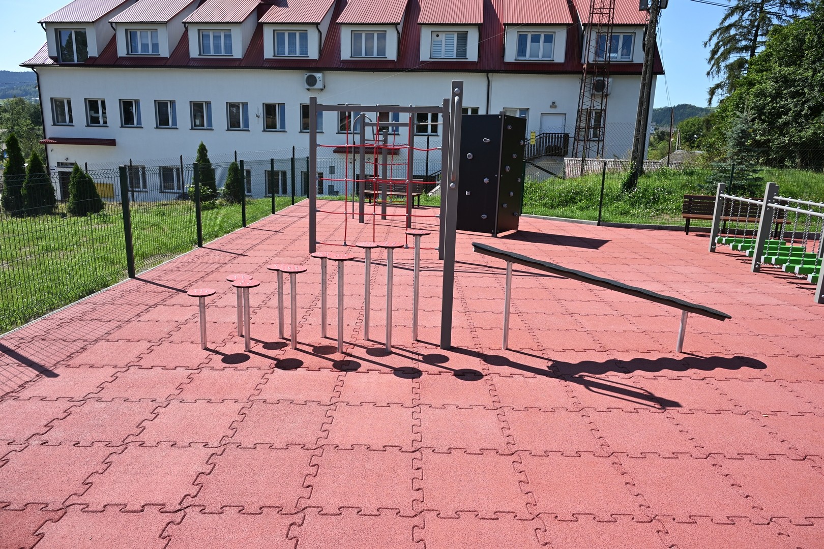 Nowy plac zabaw i odnowione boisko przy Szkole Podstawowej nr 1 w Męcinie