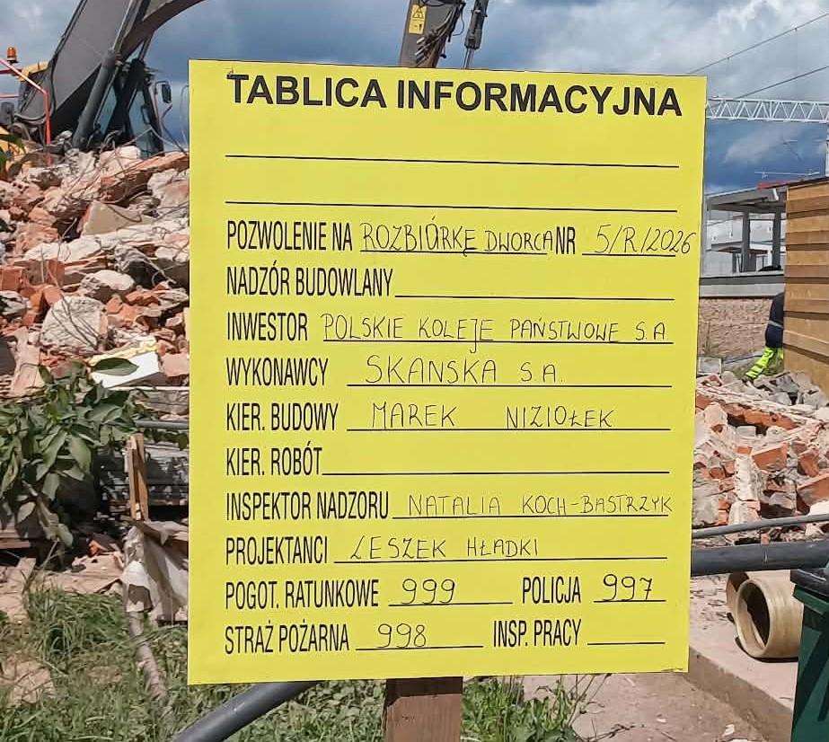 Tylko gruz pozostał po budynku dawnej stacji PKP w Limanowej