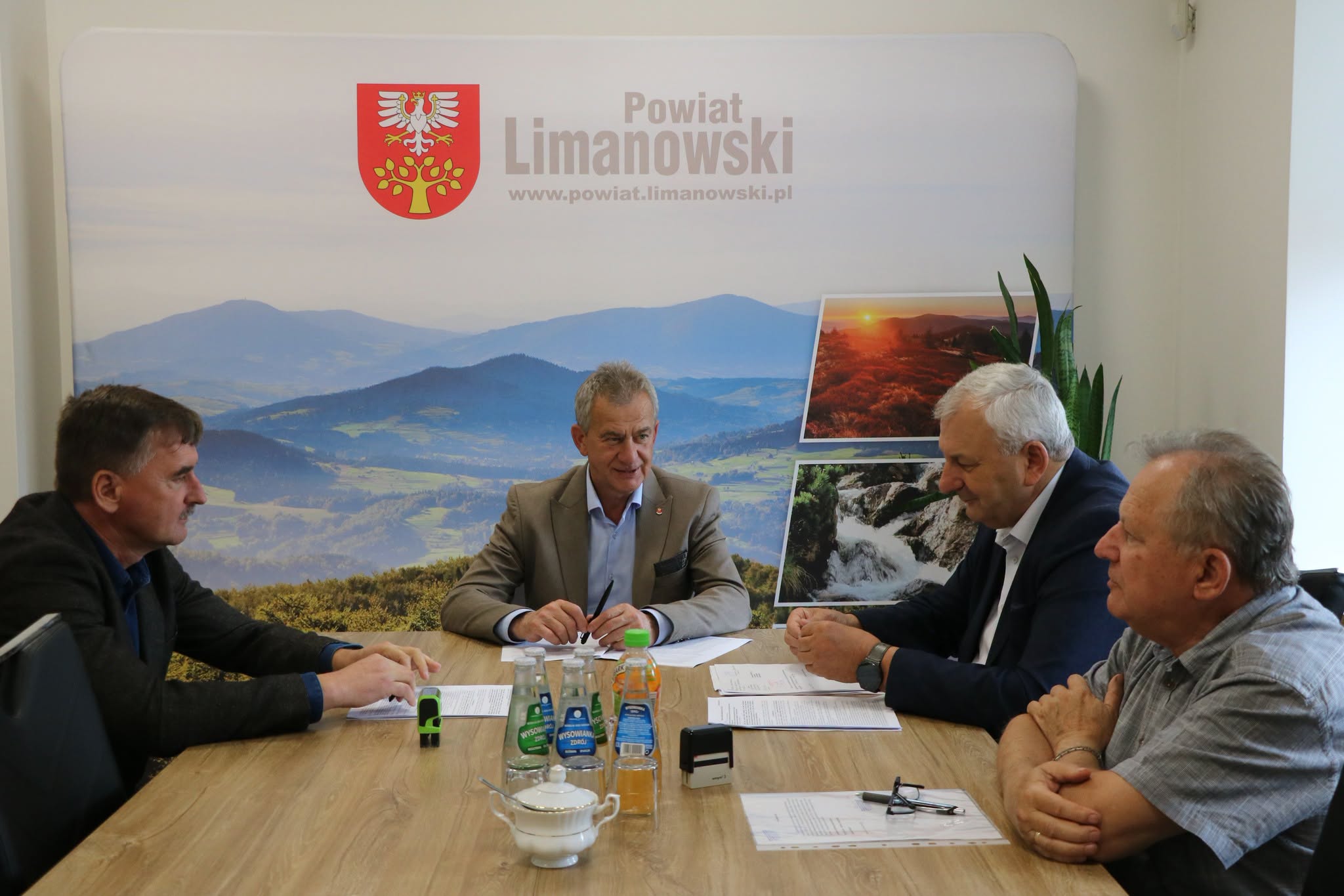 Podpisano umowę na odcinkową przebudowę drogi powiatowej w Pisarzowej i Męcinie