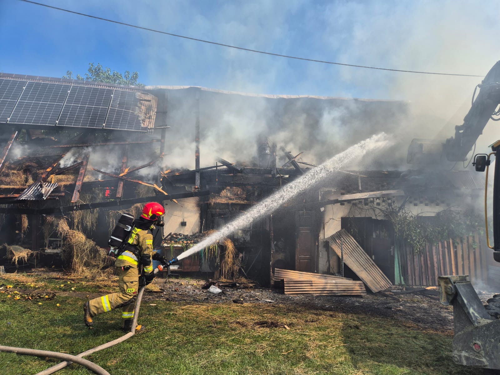 Mszana Dolna. Pożar budynku przy ulicy Ogrodowej. W akcji 13 samochodów strażackich