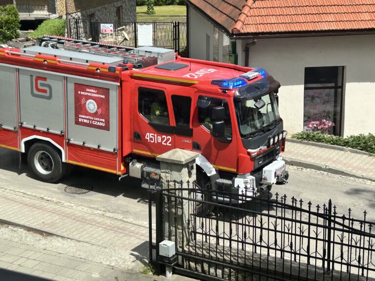 Zapaliła się wersalka. Dzięki pomocy sąsiadów nie doszło do tragedii