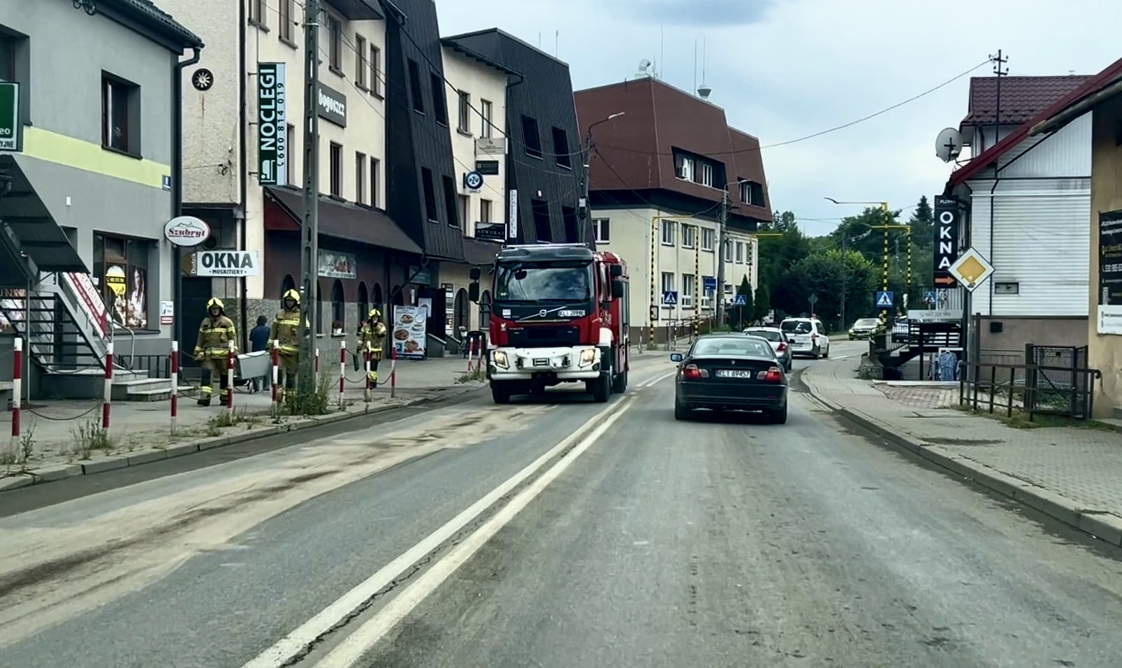 Poranny korek na ulicy Piłsudskiego w Mszanie Dolnej. Awaria układu hydraulicznego ciągnika