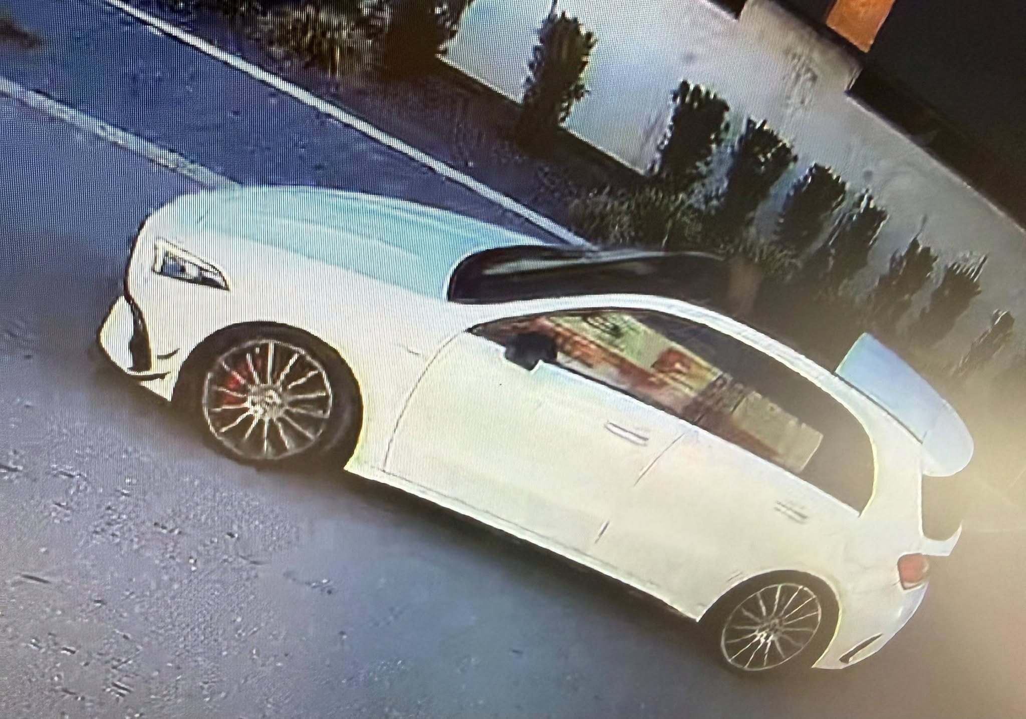 Policja publikuje wizerunek. Ten mężczyzna może mieć związek z kradzieżą w sklepie jubilerskim