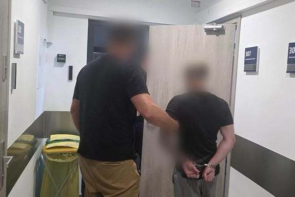 48 godzin śledztwa. Limanowska policja zatrzymała sprawców kradzieży w sklepie jubilerskim