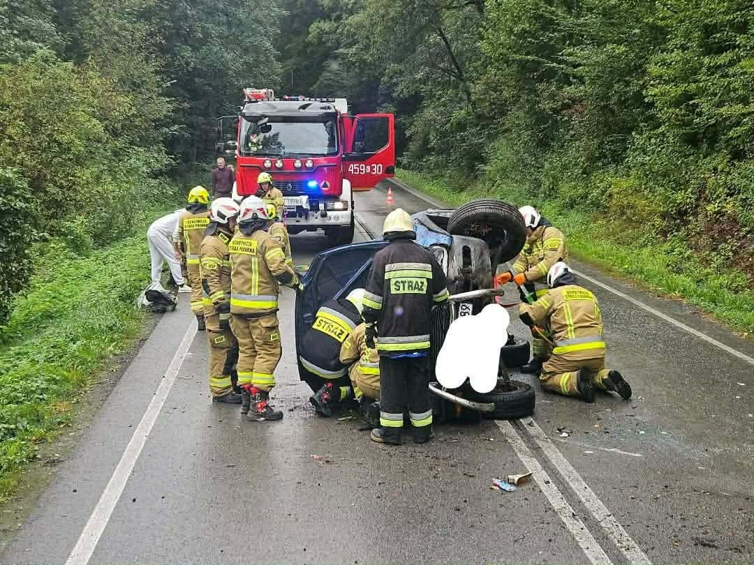 Krosna. Auto na boku, kierująca w szpitalu