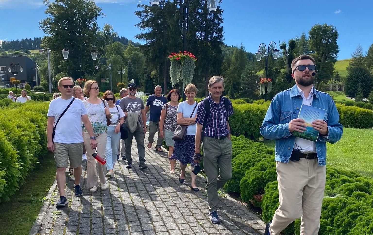 Michał Wójcik poprowadził spacer historyczny w Laskowej